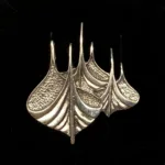 Vikinge Broche i sølv - Vikingestævne, vikingesmykker, vikingebroche, sølvbroche, sølv broche, sølvsmykke, vikingeskib, vikinge skib, stævn, stævne, skibsstævn, skridbladner, mytologi, museumssmykke, museums, kopi, vikingekopi, fund, biti, ribe, vikinge, aser, gamle, guder,
