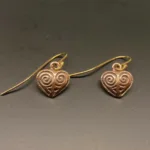 Vikinge Ørehængere Bronze - Hjerte amuletter, Vikinge Ørehængere i bronze - Hjerte amuletter , kærlighed, kæreste, kærestegave, kærlighedsgave, symbol, årsdag, valentines, bryllupsdag, forlovelse, vikingesmykker, vikinger, aser, frugtbarhed, tillykke, museums, museumssmykker, bronze, bronzesmykker, gyldne, kobber, kopi, kopismykker, ægte, originale, danske, gamle, guder, nordisk, mytologi, historiske, smykker, fund, ribe, biti