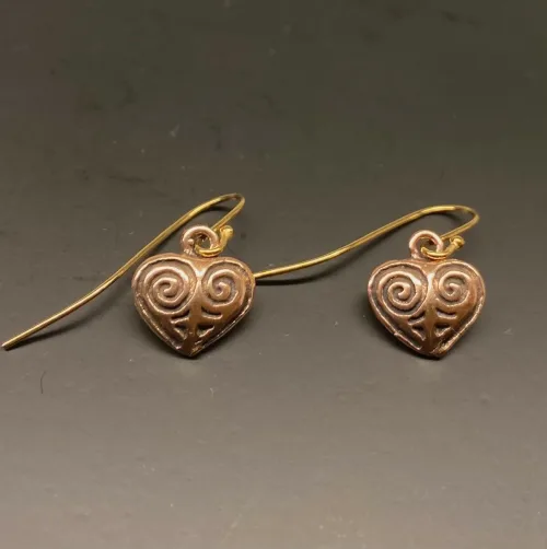Vikinge Ørehængere Bronze - Hjerte amuletter, Vikinge Ørehængere i bronze - Hjerte amuletter , kærlighed, kæreste, kærestegave, kærlighedsgave, symbol, årsdag, valentines, bryllupsdag, forlovelse, vikingesmykker, vikinger, aser, frugtbarhed, tillykke, museums, museumssmykker, bronze, bronzesmykker, gyldne, kobber, kopi, kopismykker, ægte, originale, danske, gamle, guder, nordisk, mytologi, historiske, smykker, fund, ribe, biti