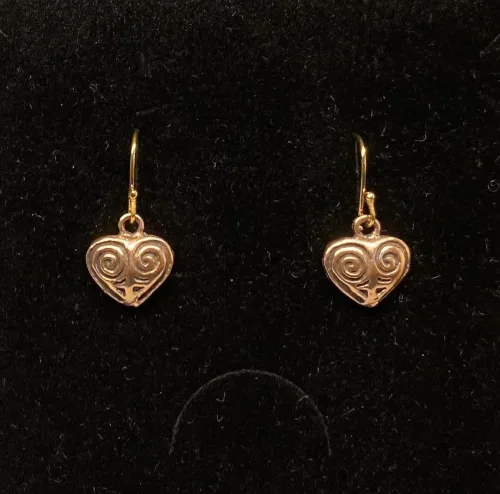 Vikinge Ørehængere Bronze - Hjerte amuletter, Vikinge Ørehængere i bronze - Hjerte amuletter , kærlighed, kæreste, kærestegave, kærlighedsgave, symbol, årsdag, valentines, bryllupsdag, forlovelse, vikingesmykker, vikinger, aser, frugtbarhed, tillykke, museums, museumssmykker, bronze, bronzesmykker, gyldne, kobber, kopi, kopismykker, ægte, originale, danske, gamle, guder, nordisk, mytologi, historiske, smykker, fund, ribe, biti