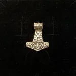 Vikingevedhæng i sølv- Thorshammer tosidet med runer,Vikinge vedhæng i sølv lille Thorshammer evighed, infinity, evighed, uendelig, magisk 3, vikinger, vikingesmykker, thorshammer, mjølner, thor, hammer, sølv, ægte, original, lille, chunky, lækker, smuk, feminin, til børn, dåbsgave, barnedåb, dreng, dåbssmykke, museums, museumssmykker, kopi, kopismykker, gamle, guder, gammel, tro, aserne, odin, biti, ribe, fund, vikingetiden, oldtids,