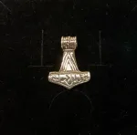 Vikingevedhæng i sølv- Thorshammer tosidet med runer,Vikinge vedhæng i sølv lille Thorshammer evighed, infinity, evighed, uendelig, magisk 3, vikinger, vikingesmykker, thorshammer, mjølner, thor, hammer, sølv, ægte, original, lille, chunky, lækker, smuk, feminin, til børn, dåbsgave, barnedåb, dreng, dåbssmykke, museums, museumssmykker, kopi, kopismykker, gamle, guder, gammel, tro, aserne, odin, biti, ribe, fund, vikingetiden, oldtids,