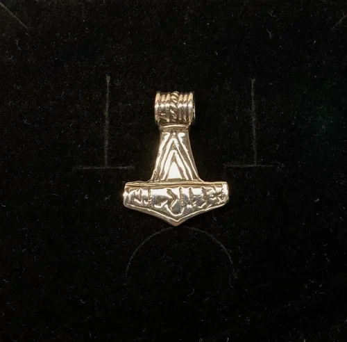 Vikingevedhæng i sølv- Thorshammer tosidet med runer,Vikinge vedhæng i sølv lille Thorshammer evighed, infinity, evighed, uendelig, magisk 3, vikinger, vikingesmykker, thorshammer, mjølner, thor, hammer, sølv, ægte, original, lille, chunky, lækker, smuk, feminin, til børn, dåbsgave, barnedåb, dreng, dåbssmykke, museums, museumssmykker, kopi, kopismykker, gamle, guder, gammel, tro, aserne, odin, biti, ribe, fund, vikingetiden, oldtids,