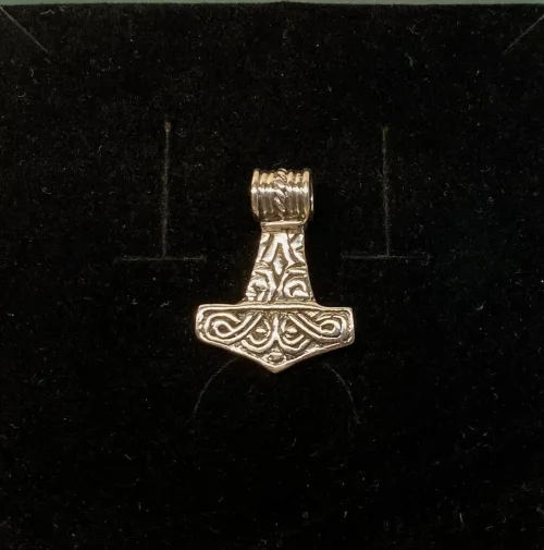 Vikingevedhæng i sølv- Thorshammer tosidet med runer,Vikinge vedhæng i sølv lille Thorshammer evighed, infinity, evighed, uendelig, magisk 3, vikinger, vikingesmykker, thorshammer, mjølner, thor, hammer, sølv, ægte, original, lille, chunky, lækker, smuk, feminin, til børn, dåbsgave, barnedåb, dreng, dåbssmykke, museums, museumssmykker, kopi, kopismykker, gamle, guder, gammel, tro, aserne, odin, biti, ribe, fund, vikingetiden, oldtids,