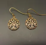 Vikinge Ørehængere i bronze - Livets træ Yggdrasil keltisk, bronze, øreringe, ørehængere, yggdrasil, livets træ, livstræ, vikingesmykker, museumssmykker, museums, kopismykker, fund, smykker, asatro, aser, gyldne, symetrisk, flotte, kvalitet, runde, ovale, kvalitet, biti, ribe
