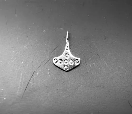 Vikinge vedhæng i sølv enkel Thorshammer, Vikingevedhæng i sølv- Thorshammer tosidet med runer,Vikinge vedhæng i sølv lille Thorshammer evighed, infinity, evighed, uendelig, magisk 3, vikinger, vikingesmykker, thorshammer, mjølner, thor, hammer, sølv, ægte, original, lille, chunky, lækker, smuk, feminin, til børn, dåbsgave, barnedåb, dreng, dåbssmykke, museums, museumssmykker, kopi, kopismykker, gamle, guder, gammel, tro, aserne, odin, biti, ribe, fund, vikingetiden, oldtids,