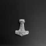 Vikingevedhæng i sølv- Thorshammer tosidet med runer,Vikinge vedhæng i sølv lille Thorshammer evighed, infinity, evighed, uendelig, magisk 3, vikinger, vikingesmykker, thorshammer, mjølner, thor, hammer, sølv, ægte, original, lille, chunky, lækker, smuk, feminin, til børn, dåbsgave, barnedåb, dreng, dåbssmykke, museums, museumssmykker, kopi, kopismykker, gamle, guder, gammel, tro, aserne, odin, biti, ribe, fund, vikingetiden, oldtids,