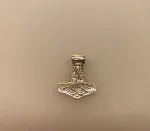 Vikingevedhæng i sølv- Thorshammer tosidet med runer,Vikinge vedhæng i sølv lille Thorshammer evighed, infinity, evighed, uendelig, magisk 3, vikinger, vikingesmykker, thorshammer, mjølner, thor, hammer, sølv, ægte, original, lille, chunky, lækker, smuk, feminin, til børn, dåbsgave, barnedåb, dreng, dåbssmykke, museums, museumssmykker, kopi, kopismykker, gamle, guder, gammel, tro, aserne, odin, biti, ribe, fund, vikingetiden, oldtids,