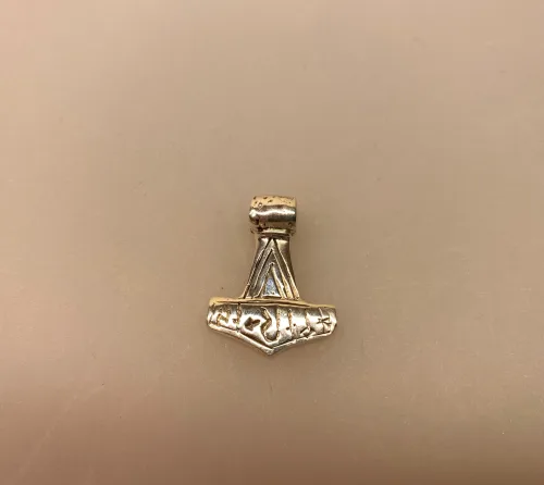 Vikingevedhæng i sølv- Thorshammer tosidet med runer,Vikinge vedhæng i sølv lille Thorshammer evighed, infinity, evighed, uendelig, magisk 3, vikinger, vikingesmykker, thorshammer, mjølner, thor, hammer, sølv, ægte, original, lille, chunky, lækker, smuk, feminin, til børn, dåbsgave, barnedåb, dreng, dåbssmykke, museums, museumssmykker, kopi, kopismykker, gamle, guder, gammel, tro, aserne, odin, biti, ribe, fund, vikingetiden, oldtids,