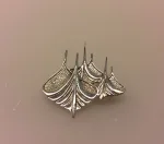 Vikinge Broche i sølv - Vikingestævne, vikingesmykker, vikingebroche, sølvbroche, sølv broche, sølvsmykke, vikingeskib, vikinge skib, stævn, stævne, skibsstævn, skridbladner, mytologi, museumssmykke, museums, kopi, vikingekopi, fund, biti, ribe, vikinge, aser, gamle, guder,