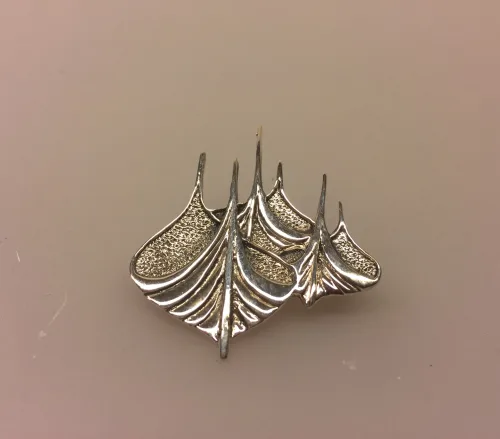 Vikinge Broche i sølv - Vikingestævne, vikingesmykker, vikingebroche, sølvbroche, sølv broche, sølvsmykke, vikingeskib, vikinge skib, stævn, stævne, skibsstævn, skridbladner, mytologi, museumssmykke, museums, kopi, vikingekopi, fund, biti, ribe, vikinge, aser, gamle, guder,