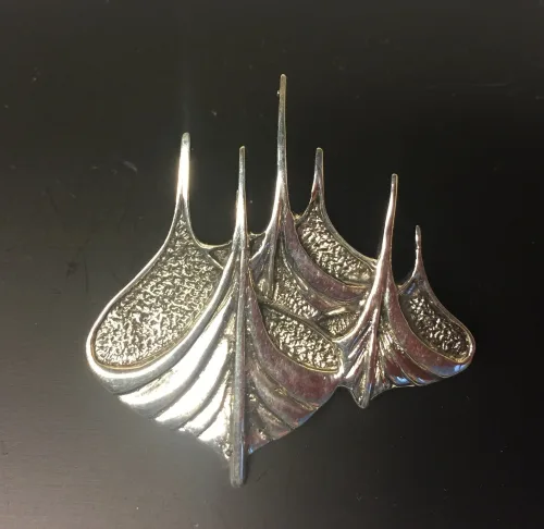Vikinge Broche i sølv - Vikingestævne, vikingesmykker, vikingebroche, sølvbroche, sølv broche, sølvsmykke, vikingeskib, vikinge skib, stævn, stævne, skibsstævn, skridbladner, mytologi, museumssmykke, museums, kopi, vikingekopi, fund, biti, ribe, vikinge, aser, gamle, guder,