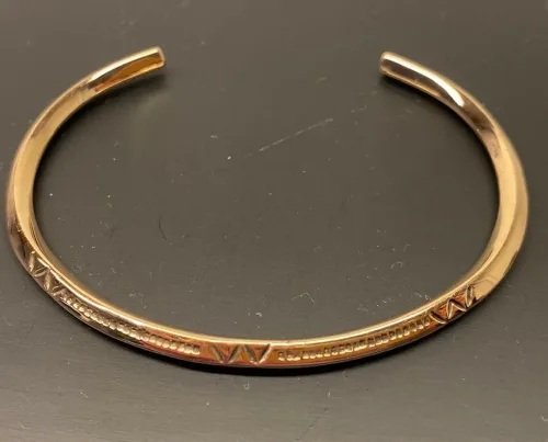 Smalt Bronze Armbånd med mønster, Armbånd bronze med cisselering, cisseleret, armbånd, armring, bronzearmbånd, bronzearmring, vikingearmbånd, bronze, vikingesmykker, kopi, lopismykke, vikingekopi ,fund, ribe, biti, vikingetiden, smykker, gylden, kraftig, kvalitet, speciel, museumssmykker, museums,