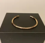 Smalt Bronze Armbånd med mønster, Armbånd bronze med cisselering, cisseleret, armbånd, armring, bronzearmbånd, bronzearmring, vikingearmbånd, bronze, vikingesmykker, kopi, lopismykke, vikingekopi ,fund, ribe, biti, vikingetiden, smykker, gylden, kraftig, kvalitet, speciel, museumssmykker, museums,