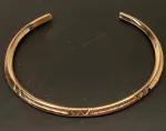 Smalt Bronze Armbånd med mønster, Armbånd bronze med cisselering, cisseleret, armbånd, armring, bronzearmbånd, bronzearmring, vikingearmbånd, bronze, vikingesmykker, kopi, lopismykke, vikingekopi ,fund, ribe, biti, vikingetiden, smykker, gylden, kraftig, kvalitet, speciel, museumssmykker, museums,