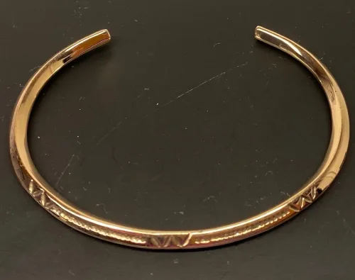 Smalt Bronze Armbånd med mønster, Armbånd bronze med cisselering, cisseleret, armbånd, armring, bronzearmbånd, bronzearmring, vikingearmbånd, bronze, vikingesmykker, kopi, lopismykke, vikingekopi ,fund, ribe, biti, vikingetiden, smykker, gylden, kraftig, kvalitet, speciel, museumssmykker, museums,