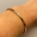 Smalt Bronze Armbånd med mønster, Armbånd bronze med cisselering, cisseleret, armbånd, armring, bronzearmbånd, bronzearmring, vikingearmbånd, bronze, vikingesmykker, kopi, lopismykke, vikingekopi ,fund, ribe, biti, vikingetiden, smykker, gylden, kraftig, kvalitet, speciel, museumssmykker, museums,