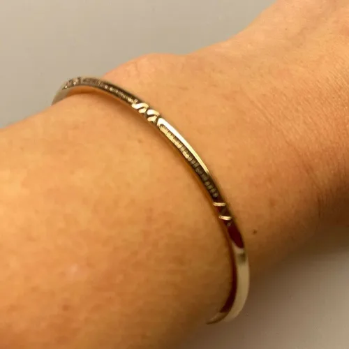 Smalt Bronze Armbånd med mønster, Armbånd bronze med cisselering, cisseleret, armbånd, armring, bronzearmbånd, bronzearmring, vikingearmbånd, bronze, vikingesmykker, kopi, lopismykke, vikingekopi ,fund, ribe, biti, vikingetiden, smykker, gylden, kraftig, kvalitet, speciel, museumssmykker, museums,