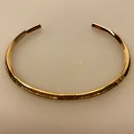 Smalt Bronze Armbånd med mønster, Armbånd bronze med cisselering, cisseleret, armbånd, armring, bronzearmbånd, bronzearmring, vikingearmbånd, bronze, vikingesmykker, kopi, lopismykke, vikingekopi ,fund, ribe, biti, vikingetiden, smykker, gylden, kraftig, kvalitet, speciel, museumssmykker, museums,