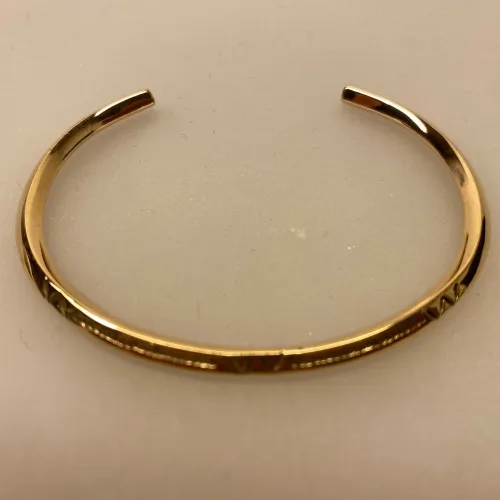 Smalt Bronze Armbånd med mønster, Armbånd bronze med cisselering, cisseleret, armbånd, armring, bronzearmbånd, bronzearmring, vikingearmbånd, bronze, vikingesmykker, kopi, lopismykke, vikingekopi ,fund, ribe, biti, vikingetiden, smykker, gylden, kraftig, kvalitet, speciel, museumssmykker, museums,