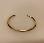 Smalt Bronze Armbånd med mønster, Armbånd bronze med cisselering, cisseleret, armbånd, armring, bronzearmbånd, bronzearmring, vikingearmbånd, bronze, vikingesmykker, kopi, lopismykke, vikingekopi ,fund, ribe, biti, vikingetiden, smykker, gylden, kraftig, kvalitet, speciel, museumssmykker, museums,