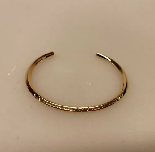Smalt Bronze Armbånd med mønster, Armbånd bronze med cisselering, cisseleret, armbånd, armring, bronzearmbånd, bronzearmring, vikingearmbånd, bronze, vikingesmykker, kopi, lopismykke, vikingekopi ,fund, ribe, biti, vikingetiden, smykker, gylden, kraftig, kvalitet, speciel, museumssmykker, museums,