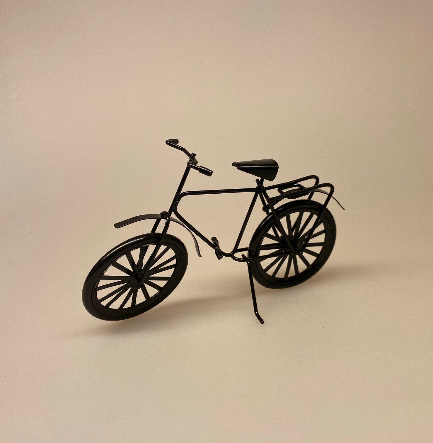 Cykel sort metal miniature 1:12, cukel, herrecykel, miniature, mini, model cykel, dukkehus, dukkehusstørrelse, symbolsk, gavekort til cykel, sangskjuler, konformationsgave, pengegave, cykelrytter, fritids, hobby, cyklist, rytter, biti, ribe, sætterkasse, ting med cykler,