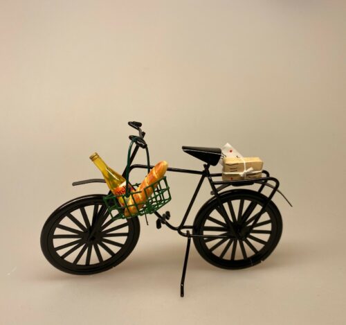 Cykel sort metal miniature 1:12, cukel, herrecykel, miniature, mini, model cykel, dukkehus, dukkehusstørrelse, symbolsk, gavekort til cykel, sangskjuler, konformationsgave, pengegave, cykelrytter, fritids, hobby, cyklist, rytter, biti, ribe, sætterkasse, ting med cykler,