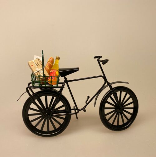 Cykel sort metal miniature 1:12, cukel, herrecykel, miniature, mini, model cykel, dukkehus, dukkehusstørrelse, symbolsk, gavekort til cykel, sangskjuler, konformationsgave, pengegave, cykelrytter, fritids, hobby, cyklist, rytter, biti, ribe, sætterkasse, ting med cykler, Indkøbskurv grøn miniature , købmandsbutik, handle, shopping, indkøb, varer, varekurv, supermarked, på marked, trådkurv, metalkurv, miniature, miniaturer, dukkehus, dukkehusting, ting til, dukkehus, nissebo, nissehus, nissedør, mini, dukketing, biti, ribe, sætterkasse, sættekasse, sangskjuler,