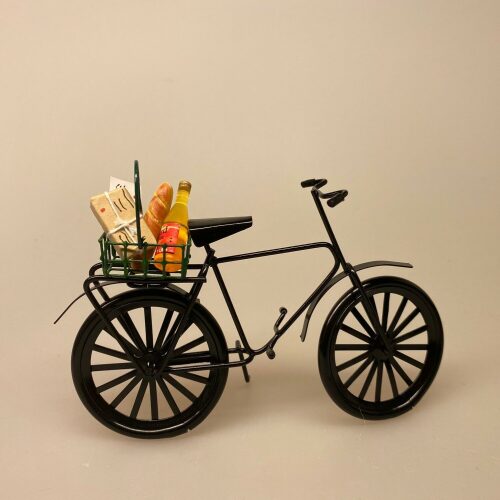 Cykel sort metal miniature 1:12, cukel, herrecykel, miniature, mini, model cykel, dukkehus, dukkehusstørrelse, symbolsk, gavekort til cykel, sangskjuler, konformationsgave, pengegave, cykelrytter, fritids, hobby, cyklist, rytter, biti, ribe, sætterkasse, ting med cykler, Indkøbskurv grøn miniature , købmandsbutik, handle, shopping, indkøb, varer, varekurv, supermarked, på marked, trådkurv, metalkurv, miniature, miniaturer, dukkehus, dukkehusting, ting til, dukkehus, nissebo, nissehus, nissedør, mini, dukketing, biti, ribe, sætterkasse, sættekasse, sangskjuler,