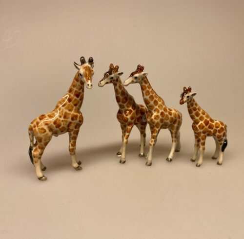 Giraf Figur porcelæn, porcelæn, porcelænsfigur, porcelænsdyr, porcelænsgiraf, af porcelæn, giraf, giraffer, se giraffen, savanne, savannens dyr, storvildt, safari, zoo, zoologisk have, samler, sættekasse, sætterkasse, amagerhylde, biti, ribe, vilde dyr, afrika, afrikas dyr, afrikanske