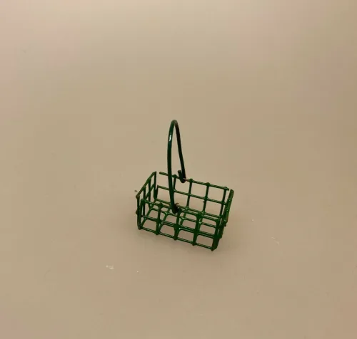 Indkøbskurv grøn miniature , købmandsbutik, handle, shopping, indkøb, varer, varekurv, supermarked, på marked, trådkurv, metalkurv, miniature, miniaturer, dukkehus, dukkehusting, ting til, dukkehus, nissebo, nissehus, nissedør, mini, dukketing, biti, ribe, sætterkasse, sættekasse