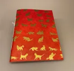 A5 Hæfte håndlavet papir - Rødt med gyldne katte , A5 Hæfte håndlavet papir -, katte, katteting, ting med katte, cats, catlover, katteejer, gave, gaveidé, hæfte, notesbog, journal, håndlavet, papir, nepal, håndtrykt, kattefigur, kattefigurer, kattemotiv, katte mønster, ribe, biti, kattebog, katteblok, kattehæfte