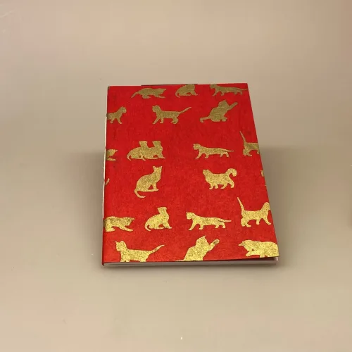 A6 Hæfte håndlavet papir - Rødt med gyldne katte A5 Hæfte håndlavet papir - Rødt med gyldne katte , A5 Hæfte håndlavet papir -, katte, katteting, ting med katte, cats, catlover, katteejer, gave, gaveidé, hæfte, notesbog, journal, håndlavet, papir, nepal, håndtrykt, kattefigur, kattefigurer, kattemotiv, katte mønster, ribe, biti, kattebog, katteblok, kattehæfte