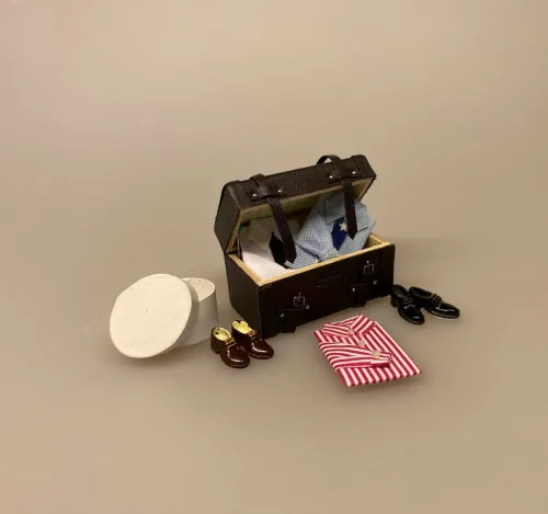 Miniature Kuffert brun læder, læderkuffert, kuffert, rejse, rejsegavekort, rejse i gave, old school, feriemood, dukkehus, ting til dukkehuset, miniature, miniaturer, 1:12, dukkehusting, dukkehustilbehør, ribe, biti,