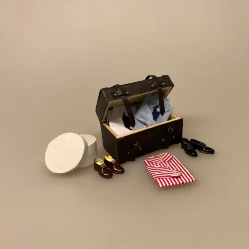 Miniature Kuffert brun læder, læderkuffert, kuffert, rejse, rejsegavekort, rejse i gave, old school, feriemood, dukkehus, ting til dukkehuset, miniature, miniaturer, 1:12, dukkehusting, dukkehustilbehør, ribe, biti,