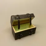 Miniature Kuffert brun læder, læderkuffert, kuffert, rejse, rejsegavekort, rejse i gave, old school, feriemood, dukkehus, ting til dukkehuset, miniature, miniaturer, 1:12, dukkehusting, dukkehustilbehør, ribe, biti,,