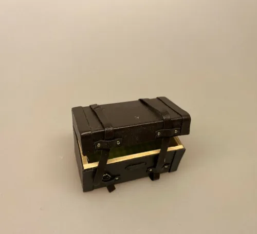 Miniature Kuffert brun læder, læderkuffert, kuffert, rejse, rejsegavekort, rejse i gave, old school, feriemood, dukkehus, ting til dukkehuset, miniature, miniaturer, 1:12, dukkehusting, dukkehustilbehør, ribe, biti,