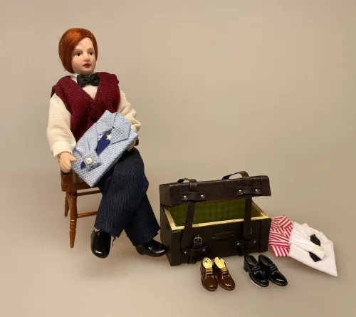 Læderkuffert brun miniature, læderkuffert, kuffert, rejse, rejsegavekort, rejse i gave, old school, feriemood, dukkehus, ting til dukkehuset, miniature, miniaturer, 1:12, dukkehusting, dukkehustilbehør, ribe, biti,