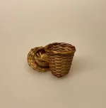 Miniature Kurv med låg flettet 1:12 , havearbejde, visne blade, Miniature Vaskekurv flettet 1:12, Skjorte miniature 1:12 fint sammenfoldet stykvist assorterede, dukketøj, vasketøj, strygetøj, miniature, miniaturer, dukkehus, dukkehuset, dukkehustilbehør, dukkehusting, dukkestørrelse, lille, små, gavekort, penge til tøj, sangskjuler, symbolsk, pengegave, sætterkasse, sættekasse, 1:12, biti, ribe