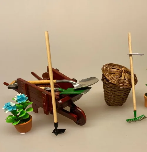 Miniature Kurv med låg flettet 1:12 , havearbejde, visne blade, Miniature Vaskekurv flettet 1:12, Skjorte miniature 1:12 fint sammenfoldet stykvist assorterede, dukketøj, vasketøj, strygetøj, miniature, miniaturer, dukkehus, dukkehuset, dukkehustilbehør, dukkehusting, dukkestørrelse, lille, små, gavekort, penge til tøj, sangskjuler, symbolsk, pengegave, sætterkasse, sættekasse, 1:12, biti, ribe