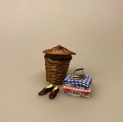 Miniature Kurv med låg flettet 1:12 , havearbejde, visne blade, Miniature Vaskekurv flettet 1:12, Skjorte miniature 1:12 fint sammenfoldet stykvist assorterede, dukketøj, vasketøj, strygetøj, miniature, miniaturer, dukkehus, dukkehuset, dukkehustilbehør, dukkehusting, dukkestørrelse, lille, små, gavekort, penge til tøj, sangskjuler, symbolsk, pengegave, sætterkasse, sættekasse, 1:12, biti, ribe