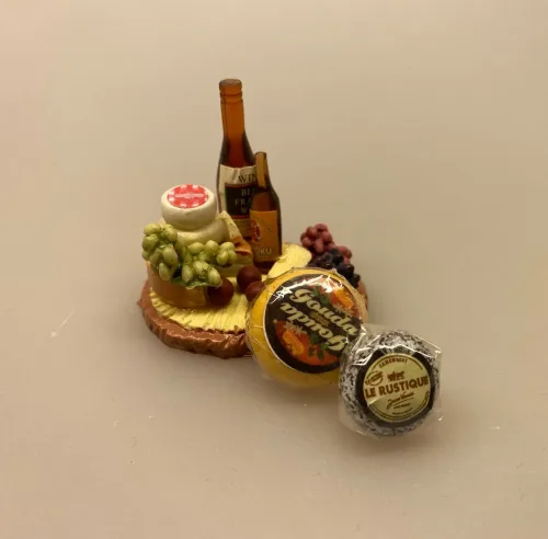Miniature Fransk ost ,Miniature Gouda ost, ost, ostebord, gauda, rund ost, købmandsbutik, købmandsvarer, mini, miniature, miniaturer, gammel, gamle, dukkehusting, dukkehuset, ting til, interiør, mad, dukkemad, legemad, sætterkassen, sættekasseting, model, legemad, biti, ribe, 1:12, ost og vin, gavekort,