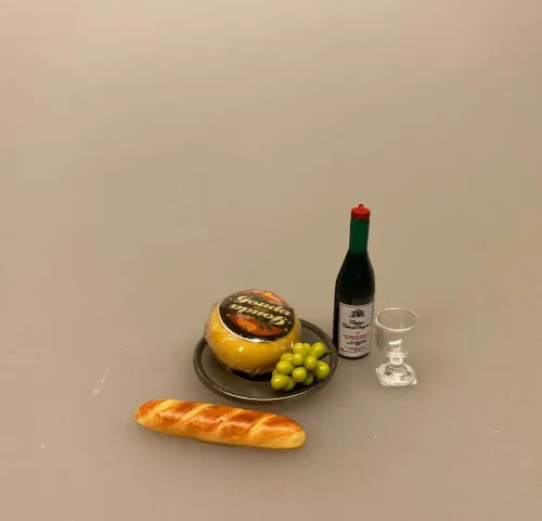Miniature Gouda ost, ost, ostebord, gauda, rund ost, købmandsbutik, købmandsvarer, mini, miniature, miniaturer, gammel, gamle, dukkehusting, dukkehuset, ting til, interiør, mad, dukkemad, legemad, sætterkassen, sættekasseting, model, legemad, biti, ribe, 1:12, ost og vin,