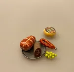 Miniature rund pølse 1:12 ,Miniature røget skinke 1:12, Miniature Gouda ost, ost, ostebord, gauda, rund ost, købmandsbutik, købmandsvarer, mini, miniature, miniaturer, gammel, gamle, dukkehusting, dukkehuset, ting til, interiør, mad, dukkemad, legemad, sætterkassen, sættekasseting, model, legemad, biti, ribe, 1:12