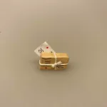 Postpakke brun miniature , dukkehus, dukkehuset, dukkehusting, mini, miniaturer, mini, skala, nissedør, nisserne, nissehus, post, postpakke, postnord, posthus, postvæsenet, sangskjuler, gave, tale, symbol, biti, ribe, sætterkasse, sættekasse, amagerhylde