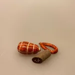Miniature rund pølse 1:12 ,Miniature røget skinke 1:12, Miniature Gouda ost, ost, ostebord, gauda, rund ost, købmandsbutik, købmandsvarer, mini, miniature, miniaturer, gammel, gamle, dukkehusting, dukkehuset, ting til, interiør, mad, dukkemad, legemad, sætterkassen, sættekasseting, model, legemad, biti, ribe, 1:12