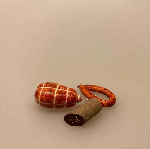 Miniature rund pølse 1:12 ,Miniature røget skinke 1:12, Miniature Gouda ost, ost, ostebord, gauda, rund ost, købmandsbutik, købmandsvarer, mini, miniature, miniaturer, gammel, gamle, dukkehusting, dukkehuset, ting til, interiør, mad, dukkemad, legemad, sætterkassen, sættekasseting, model, legemad, biti, ribe, 1:12