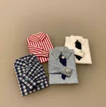 Skjorte miniature 1:12 fint sammenfoldet stykvist assorterede, dukketøj, vasketøj, strygetøj, miniature, miniaturer, dukkehus, dukkehuset, dukkehustilbehør, dukkehusting, dukkestørrelse, lille, små, gavekort, penge til tøj, sangskjuler, symbolsk, pengegave, sætterkasse, sættekasse, 1:12, biti, ribe