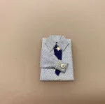 Skjorte miniature 1:12 fint sammenfoldet stykvist assorterede, dukketøj, vasketøj, strygetøj, miniature, miniaturer, dukkehus, dukkehuset, dukkehustilbehør, dukkehusting, dukkestørrelse, lille, små, gavekort, penge til tøj, sangskjuler, symbolsk, pengegave, sætterkasse, sættekasse, 1:12, biti, ribe